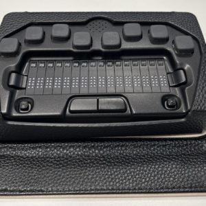 visão frontal do computador braille Seika 16 Plus com capa