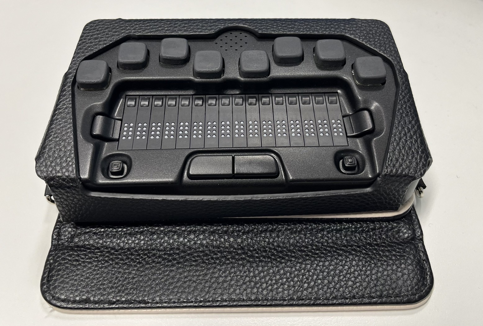 visão frontal do computador braille Seika 16 Plus com capa