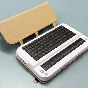 Visão lateral do computador braille Seika Studio