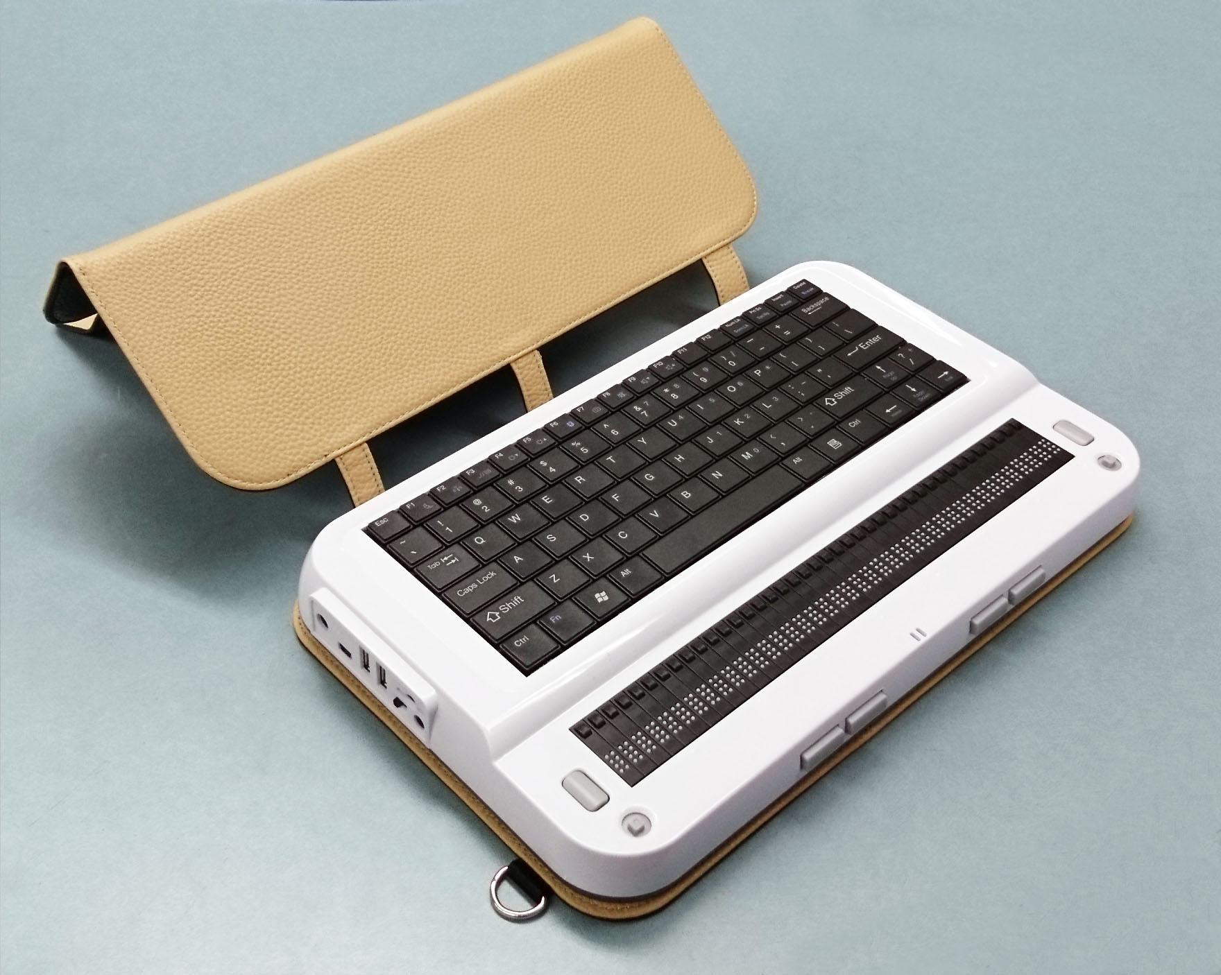 Visão lateral do computador braille Seika Studio