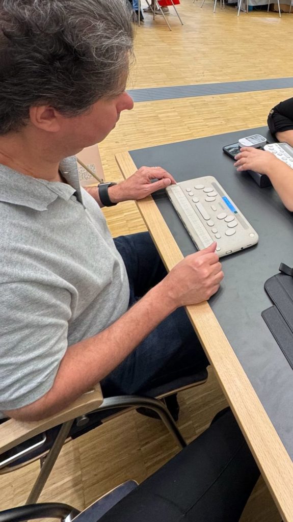 "Arthur Minniti acompanha uma demonstração do novo Braille Sense 7 durante reunião com a equipe da HIMS na SightCity 2026.